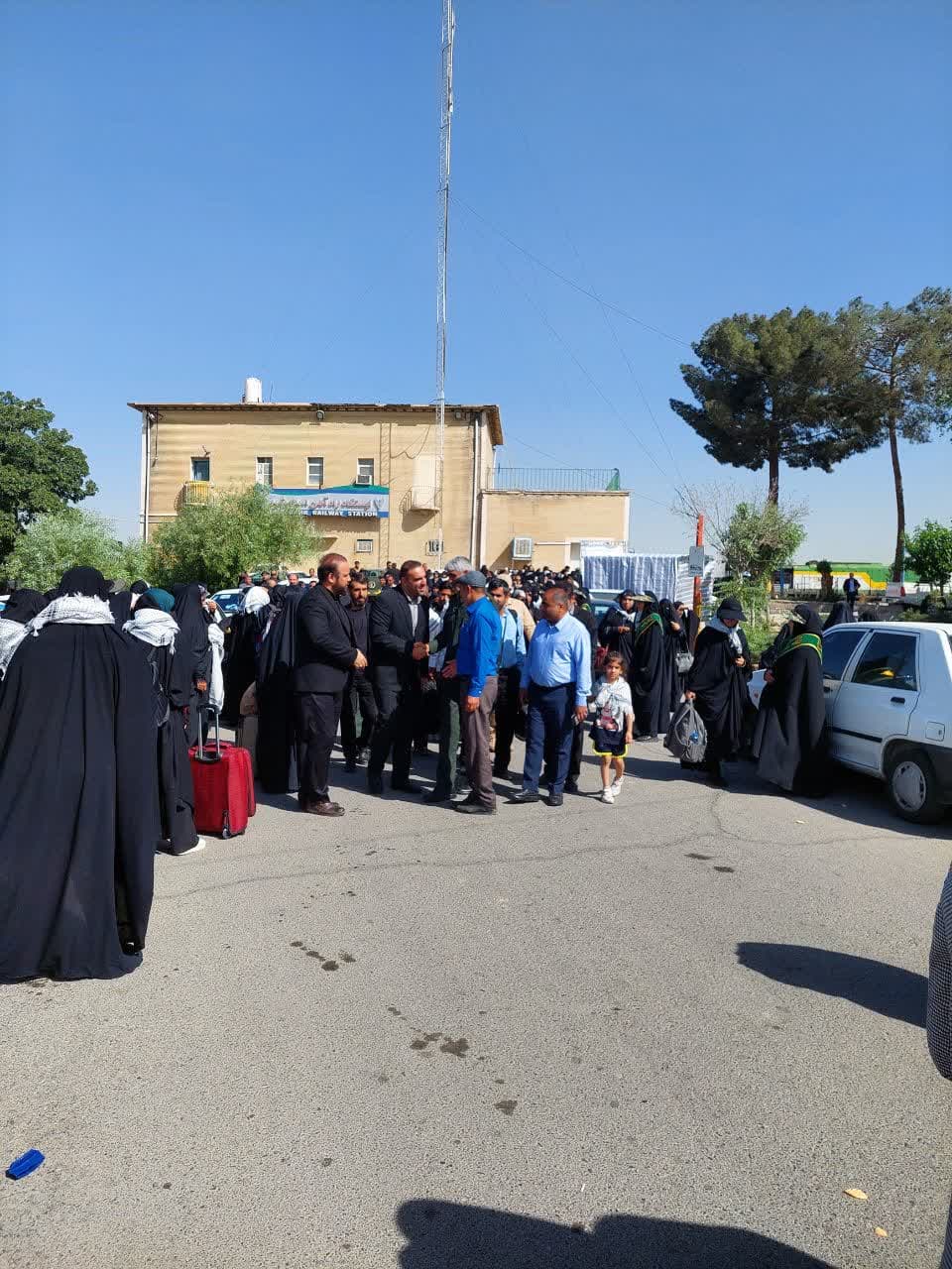 استقبال شهردار و مسئولین شهرستانی از زائران حرم حضرت امام خمینی(ره)