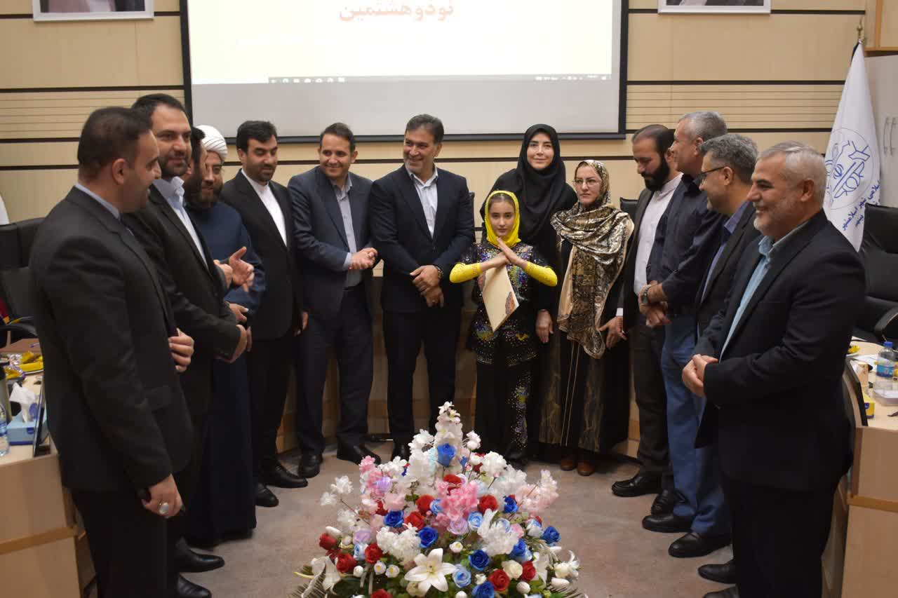 تجلیل رئیس و اعضای شورای اسلامی شهر و شهردار از هلیا چراغی در صحن علنی
