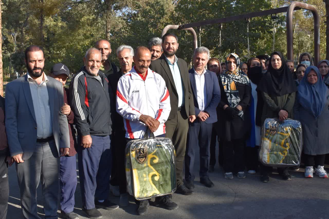 تجلیل از مربیان ورزش صبحگاهی در بوستان‌های اسلامشهر به مناسبت هفته تربیت‌بدنی