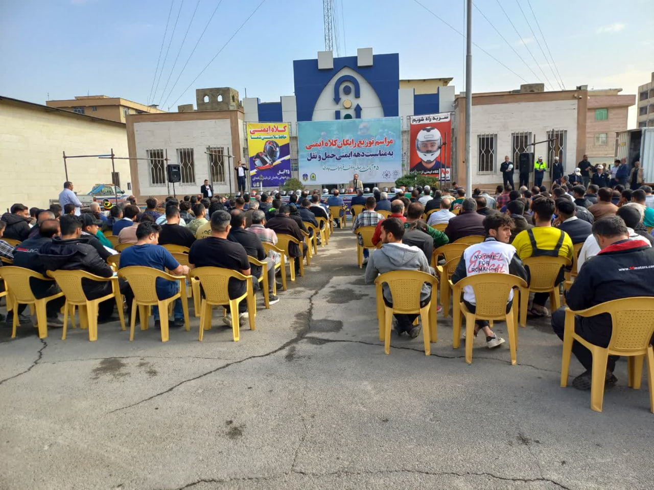 توزیع رایگان 400 کلاه ایمنی رایگان بمناسبت دهه ایمنی حمل و نقل