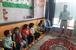 آموزش فرهنگ ترافیک به دانش&zwnj;آموزان مهد کودک و پیش دبستانی امید مادر در خیابان امام حسین (ع) ( باغ فیض)